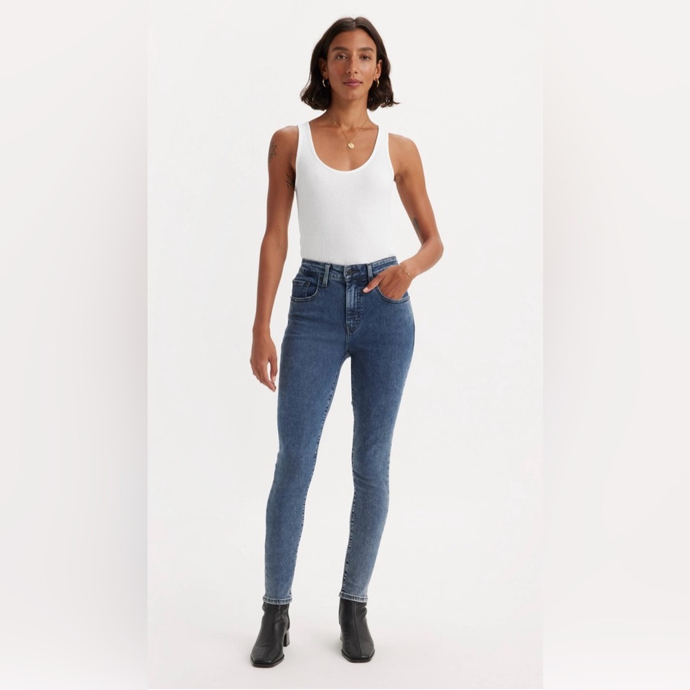 NWOT• LEVI’S 721 HIGH RISE SKINNY WOMEN'S JEANS•Medium Wash